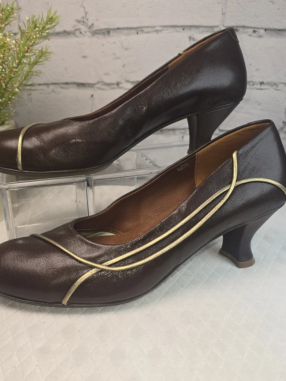 GENTLE SOULS BROWN LEATHER HEELS PUMPS WITH GOLD METALLIC DETAIL WOMENS 40.5